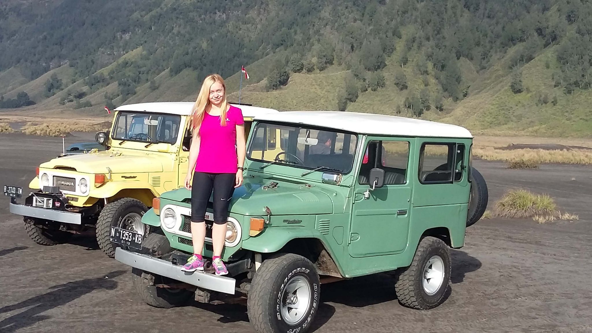 Jeeps in Bromo volcano tour